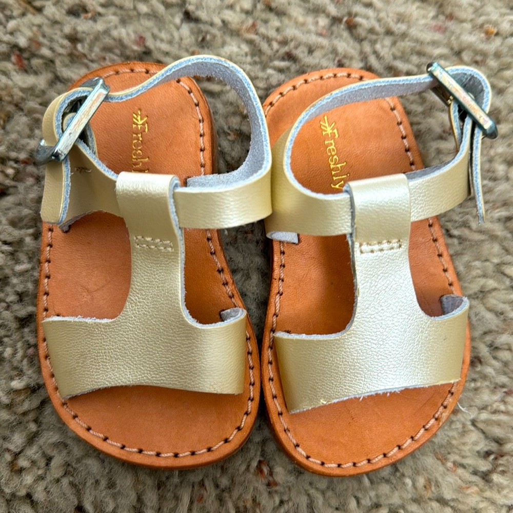 Freshly Picked Platinum Malibu Sandal, Size: 3